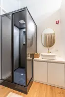 골드 포인트로 완성한 모던 샤워룸 인테리어